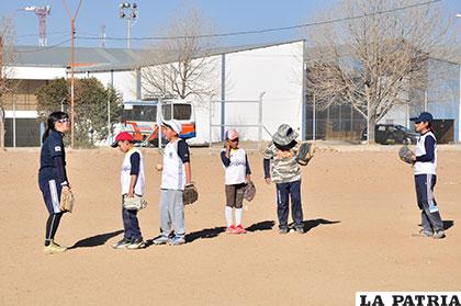 La entrenadora japonesa Yuki Akasaka dirige las categorías menores