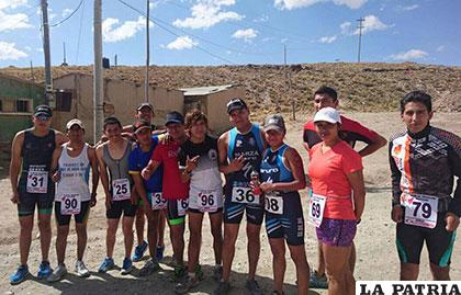 Atletas que participaron en el circuito de duatlón y acuatlón