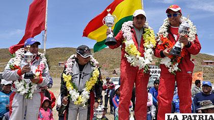 Miguel Flores con el trofeo de campeón (centro) en una competencia departamental