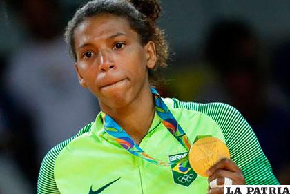 La judoca brasileña Rafaela Silva con la medalla de oro