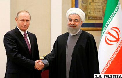 Los presidentes, ruso, Vladímir Putin, e iraní, Hasán Rohaní