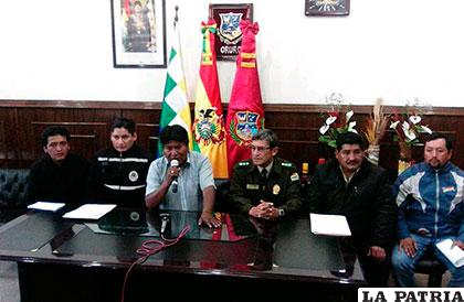 Gobernador (centro) junto a representantes anuncian férrea defensa por el precio del pan de batalla
