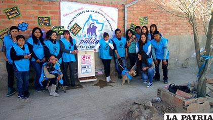 Parte de los voluntarios del grupo Alma Pro Patitas, quienes instalaron el comedero