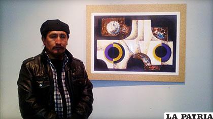 Sergio Fernández, junto a uno de sus cuadros en la exposición titulada 