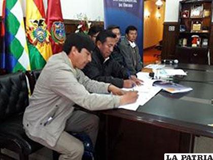 Autoridades de la gobernación firman contrato con empresas