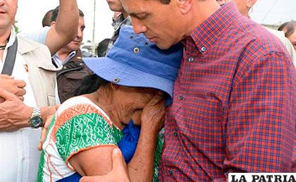 Peña Nieto consuela a una de las tantas afectadas por la tormenta Earl /laconexionusa.com