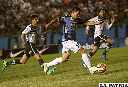 Mariano Guerreiro, de Blooming, avanza con balón dominado /APG