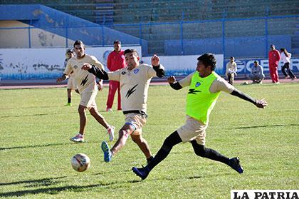 Yecerotte disputa el balón con Torrico, en el entrenamiento de ayer