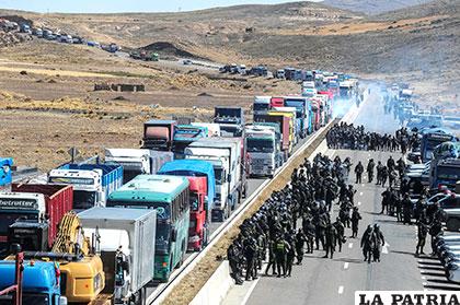 Los policías se organizaron antes de despejar la vía por un corto periodo