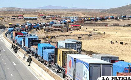 La larga fila de camiones en la carretera Oruro-La Paz