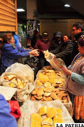 Largas filas en los mercados para comprar el pan de batalla
