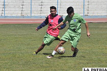 Luis Alí con el balón ante la marca de Mario Ovando