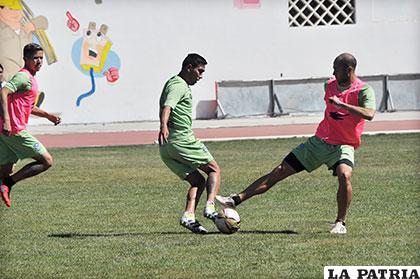 Yecerotte disputa el balón con Oviedo