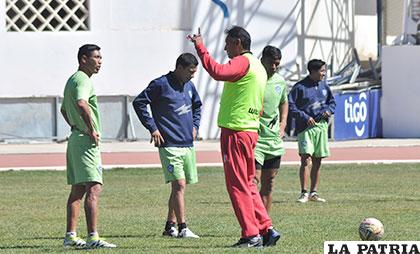 Ferrufino brinda instrucciones a Yecerotte, Parada, Ríos y Juárez