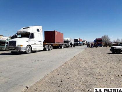 Más de un centenar de camiones estuvieron detenidos en las carreteras del país