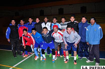Integrantes de la selección orureña de fútbol de salón, en la categoría Mayores