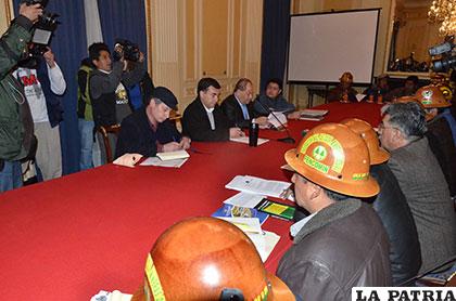 Gobierno y cooperativistas mineros continuarán el diálogo la próxima semana /abi.bo