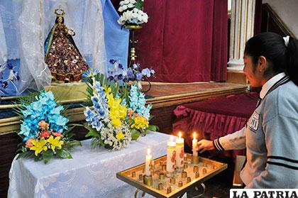 Estudiantes acuden con fe a la Virgen del Socavón