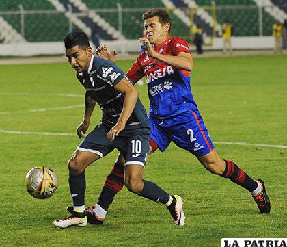 Cardozo cubre el balón ante la arremetida de Hoyos /APG