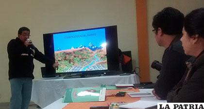 Mauricio Claros, durante el taller explica el desordenado crecimiento de La Paz
