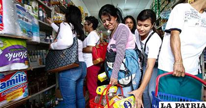 Venezolanos compran alimentos y medicinas en Colombia /AFP