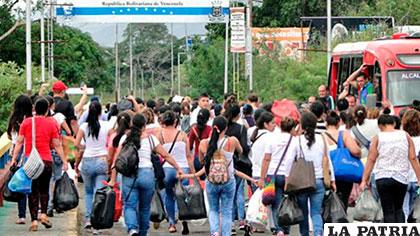 Gente de Venezuela cruza la frontera en busca de medicamentos