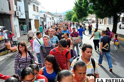 Venezolanos ingresaron a supermercados de Cúcuta (Colombia) para comprar productos básicos