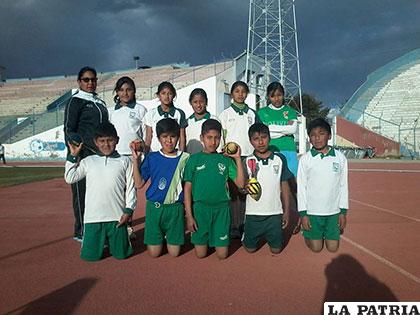 Atletas de la Unidad Educativa Ejército Nacional