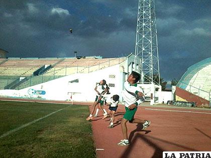Durante los entrenamientos que se cumplen en la pista del estadio