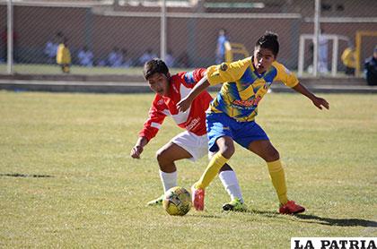 La acción del partido en el cual EM Huanuni superó a Rosario Central 4-1