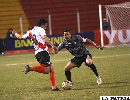 Peña intenta el remate ante la marca de Parada /APG