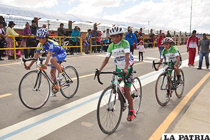 Varios niños son parte de la escuela de ciclismo