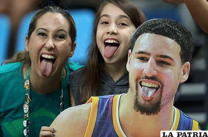Seguidoras de baloncesto y uno de sus jugadores saludan a la cámara