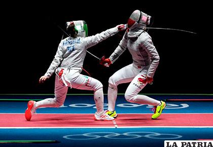 La mexicana Tania Arrayales y la polaca Aleksandra Sochadurante, en la semifinal de sable