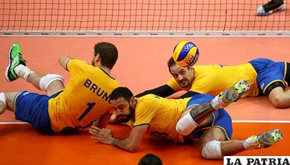 Jugadores de voleibol del equipo brasileño por los suelos