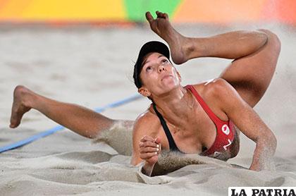 La canadiense Jamie Lynn Broder durante los preliminares de voley playa