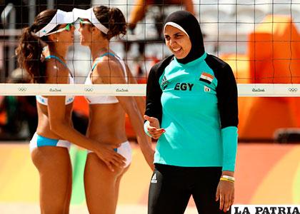 Contraste entre la equipación de Egipto y la de Italia en voley playa