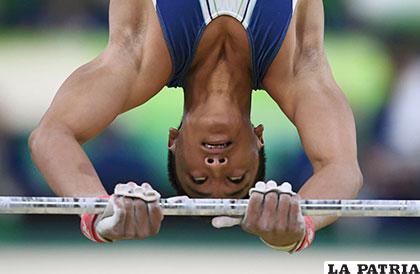 Un momento en el ejercicio de uno de los gimnastas en los Juegos