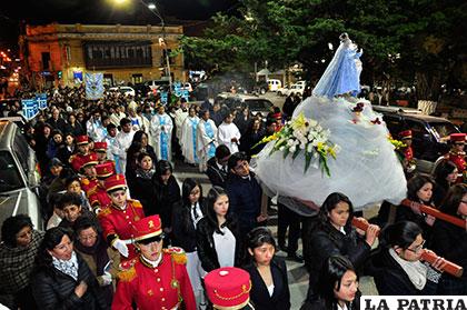 La procesión de la patrona de los orureños acompañada por cientos de feligreses