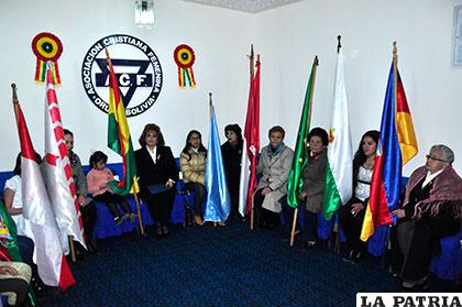 Directorio y membresía portando las banderas departamentales