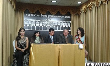 Acto de entrega de incentivo económico a Julia Méndez, Miss Bikini Bolivia 2016 (der)