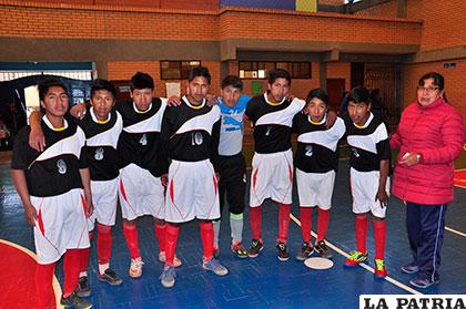 Equipo de fútbol de salón del colegio Los Ángeles Nazaria Ignacio
