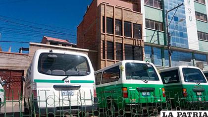 Minibuses estacionados en toda la calzada, bloqueando una calle /Marcio Ortiz