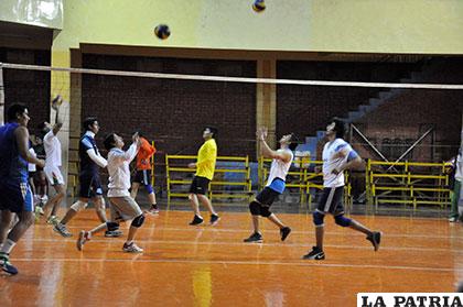 Los entrenamientos se cumplen en la cancha auxiliar
