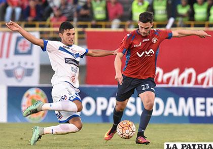 Fernando Saucedo, con el balón, ante la marca de su adversario /APG