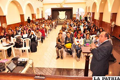 Masiva participación en ciclo de conferencias