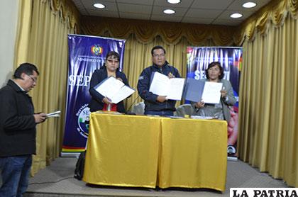 Autoridades que suscribieron el convenio