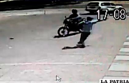 El delincuente recogió en motocicleta a su compañero para huir del lugar de los hechos