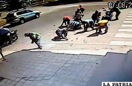 La gente que estaba por el lugar ayudó a recoger parte del dinero que se cayó al piso