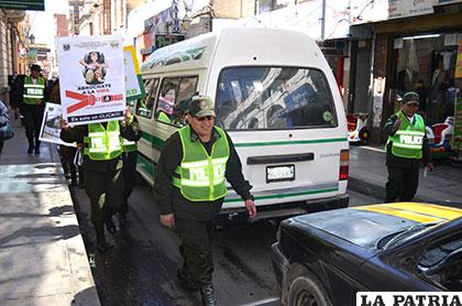Varios efectivos participaron de esta campaña, portando letreros con mensajes de reflexión